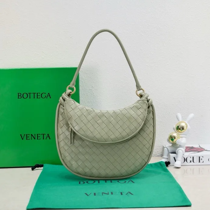 Batch 1860 Bv Shu Qi's same "Gemelli" twin bag 👇 Locked in advance 24 years of hot style 💕 Gemelli is paired with two half-moon shaped bags, matched with the brand's iconic intrecciato woven sheepskin, equipped with a detachable tubular handle, which can be used as a clutch, on the shoulder or by flipping the small crescent moon as a handle, or as a long shoulder strap 🉑️ crossbody The dual design has a personalized yet charming attitude, and the eye-catching visual impact brings an elegant and fashionable feeling. It is a bag worth buying💥 Size: 36x25x10, Model: 4281#